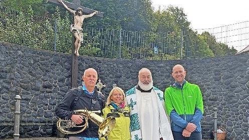 Geehrte Pilger (von links): Jürgen Kröckel (50. Teilnahme), Ulrike Kröckel (35. Teilnahme), Gratulanten Pater Korbinian, Wallfahrtsführer Poppenroth Christoph Schäfer.