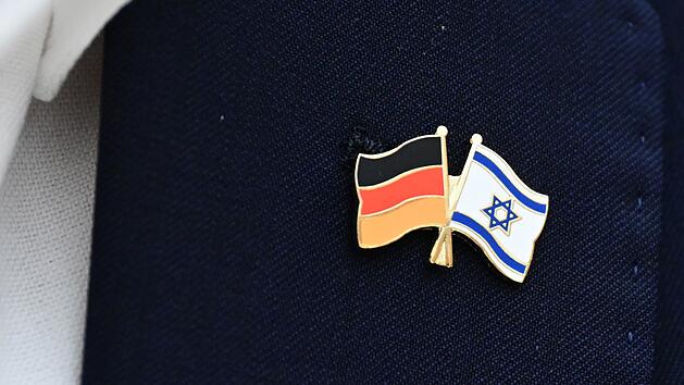 Anstecknadel mit Fahnen von Deutschland und Israel