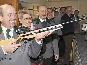 Das ,,Red Dot''-Laserlicht-Gewehr beeindruckte nicht nur die Jugend sondern auch die erwachsenen Schützen. Hier erster Schützenmeister Armin Hahn und Gerda Busch an der Schießanlage. Fotos: Gerd Schaar