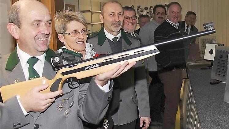 Das ,,Red Dot''-Laserlicht-Gewehr beeindruckte nicht nur die Jugend sondern auch die erwachsenen Schützen. Hier erster Schützenmeister Armin Hahn und Gerda Busch an der Schießanlage. Fotos: Gerd Schaar