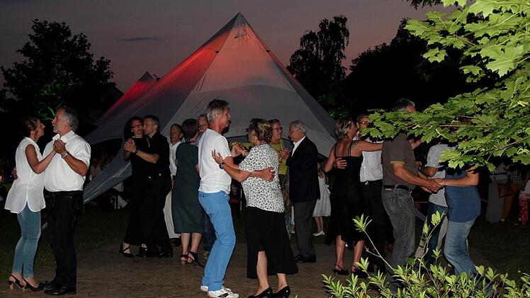 Die Gäste schwangen fleißig das Tanzbein.