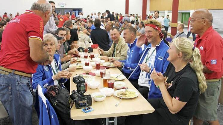Man kennt sich: ein Teammitglied der Spanier und Allan Otsaka (rechts) am Tisch der Delegation aus Estland.