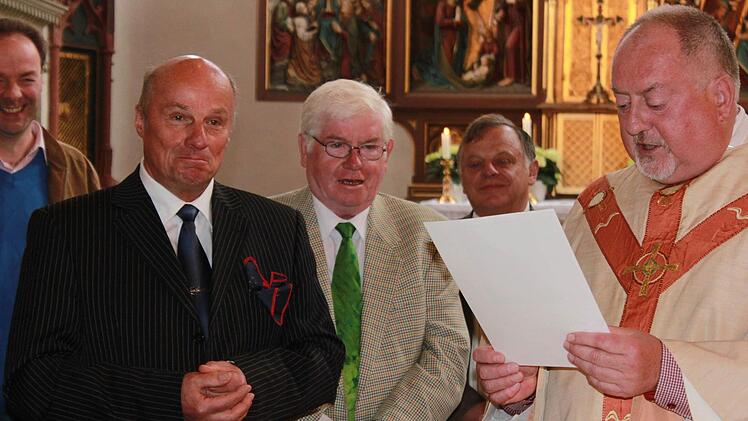 Die Himmelträger Emil Kraus und Manfred Fausten (v.l.) mit Pater Rudolf Theiler.