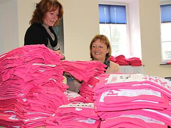 T-Shirts, so weit das Auge reicht: Karin Bauer (rechts) und Gudrun Friedrich-Kleine von der Tourist-Info sortieren die Stapel. Foto: Ulrike Müller