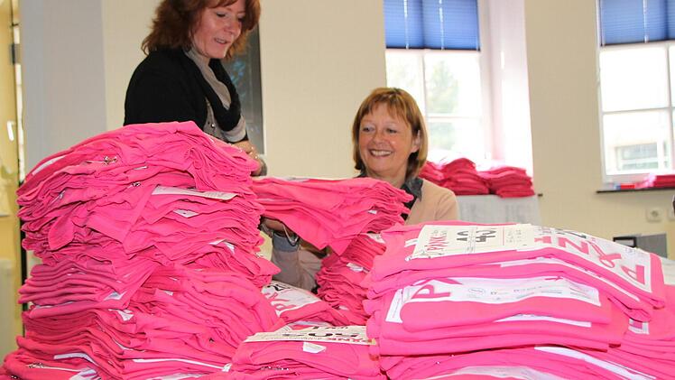 T-Shirts, so weit das Auge reicht: Karin Bauer (rechts) und Gudrun Friedrich-Kleine von der Tourist-Info sortieren die Stapel. Foto: Ulrike Müller