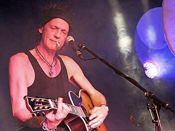 Konzentriert auf sein Gitarrenspiel: Die deutsche Musiklegende Wolf Maahn begeisterte im "TECnet Zentrum" in Burkersdorf mit einem erstklassigen Konzert. Foto: Stephan Stöckel
