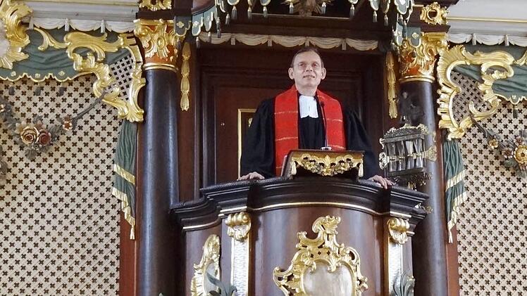 Von der Kanzel herab predigte Manfred Greinke am Sonntag das erste Mal zu seiner neuen Gemeinde. Fast ein halbes Jahr haben die Christen auf einen neuen Pfarrer gewartet. Foto: Johanna Eckert