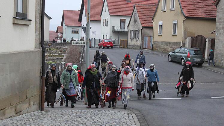 Das närrische Volk auf dem Weg zum Knetzgauer Rathaussturm. Fotos: Christiane Reuther