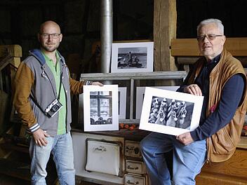 Das Fotografen-Duo Sebastian Mützel (links) und Armin Weidenthaler (rechts) hat sich mit seinen Darstellungen der Heimat verschrieben - so auch im Schreinersch-Haus. Foto: Winfried Ehling