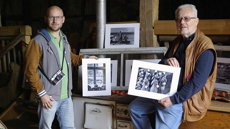 Das Fotografen-Duo Sebastian Mützel (links) und Armin Weidenthaler (rechts) hat sich mit seinen Darstellungen der Heimat verschrieben - so auch im Schreinersch-Haus. Foto: Winfried Ehling