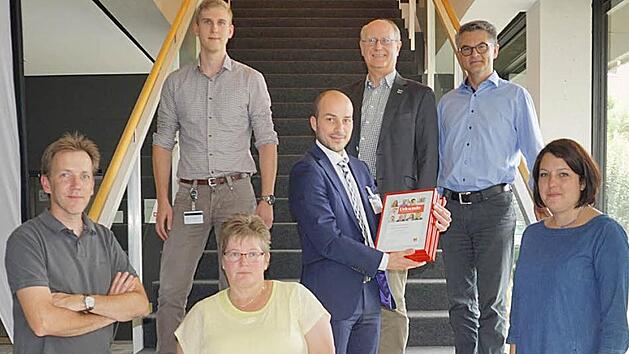 Frederik Wecker (DKMS) inmitten der Stammzellenspender (von links): Dr. Bernhard Sandkamp, Michael Grosz, Heike &Uuml;bel, Dr. Dietmar Hiller, Dr. Ulrich Hartung, Tanja Berbalk. Es fehlt Tanja Krodel.  Foto: Pascale Ferry
