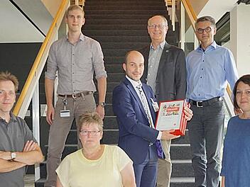 Frederik Wecker (DKMS) inmitten der Stammzellenspender (von links): Dr. Bernhard Sandkamp, Michael Grosz, Heike Übel, Dr. Dietmar Hiller, Dr. Ulrich Hartung, Tanja Berbalk. Es fehlt Tanja Krodel.  Foto: Pascale Ferry