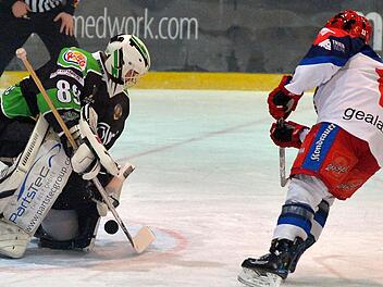 HEC-Goalie Philipp Schnierstein parierte im Franken-Derby gegen Jared Mudryk gestern Abend einen Penalty, den er durch einen verbotenen Hand-Pass selbst verschuldet hatte. Foto: Picturedreams