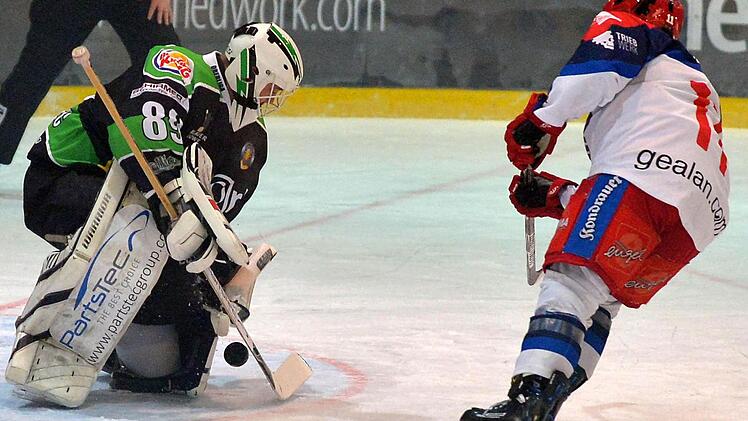 HEC-Goalie Philipp Schnierstein parierte im Franken-Derby gegen Jared Mudryk gestern Abend einen Penalty, den er durch einen verbotenen Hand-Pass selbst verschuldet hatte. Foto: Picturedreams
