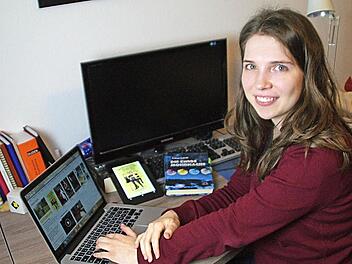 Liane Leicht an ihrem Schreibtisch  Foto: Manja von Nida