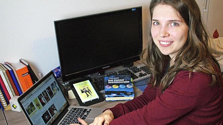 Liane Leicht an ihrem Schreibtisch  Foto: Manja von Nida