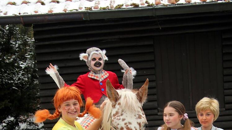 Beim ersten Zusammentreffen konnten sich die Hauptdarsteller von "Pippi Langstrumpf" am Samstag erstmals "beschnuppern" - und fanden sich auf Anhieb sympathisch. Bevor das diesjährige Kinderstück der Waldbühne Heldritt am 27. Mai Premiere feiert, werden Frida Pötsch (Pippi), Laura Herzer (Herr Nilsson), Spotty (Kleiner Onkel), Amelie Künstler (Tommi) und Nora Schneider (Annika) noch bei vielen Proben Zeit miteinander verbringen und sich aneinander gewöhnen können. Foto: Bettina Knauth