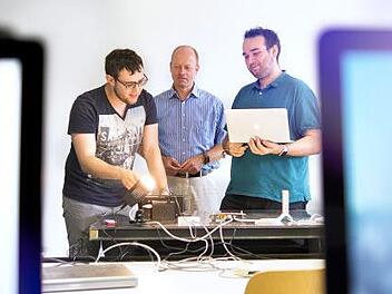 David Schwarzmann (links) und Timo Purzner (rechts) mit ihrem Professor Matthias Mörz im Labor für Nachrichtentechnik an der Hochschule Coburg Foto: Simon Geistlinger