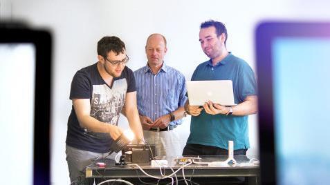 David Schwarzmann (links) und Timo Purzner (rechts) mit ihrem Professor Matthias M&ouml;rz im Labor f&uuml;r Nachrichtentechnik an der Hochschule Coburg Foto: Simon Geistlinger