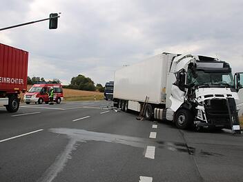 Total zerstört wurde die Zugmaschine des Bamberger Sattelzugs beim Aufprall auf den Kronacher Lkw. Matthias Einwag