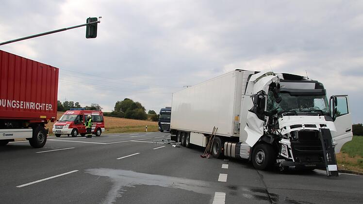 Total zerstört wurde die Zugmaschine des Bamberger Sattelzugs beim Aufprall auf den Kronacher Lkw. Matthias Einwag