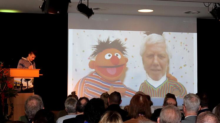Ernie und Bernd, links Schülersprecher Niedt  de MatesJohanna Blum