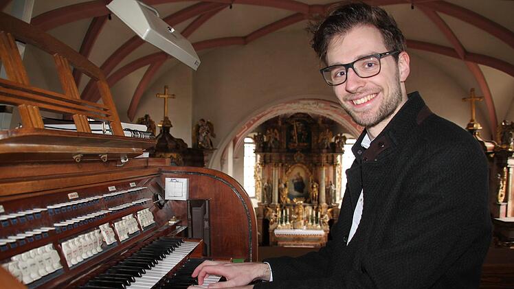 An der Orgel der katholischen Pfarrkirche Mariä Geburt in Altenkunstadt sorgt Niklas Stadelmann für majestätische Töne. In der JU Kunstadt-Jura gibt er als Vorsitzender den Ton an.  Foto: Stephan Stöckel