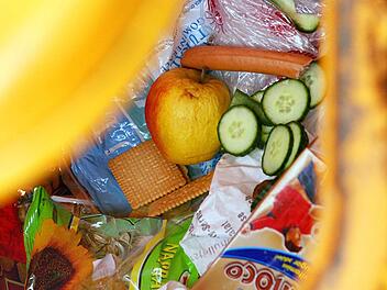 In deutschen Privathaushalten landen pro Jahr und Kopf 55 Kilogramm Lebensmittel im Müll. Frank May, dpa