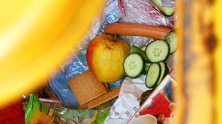 In deutschen Privathaushalten landen pro Jahr und Kopf 55 Kilogramm Lebensmittel im Müll. Frank May, dpa