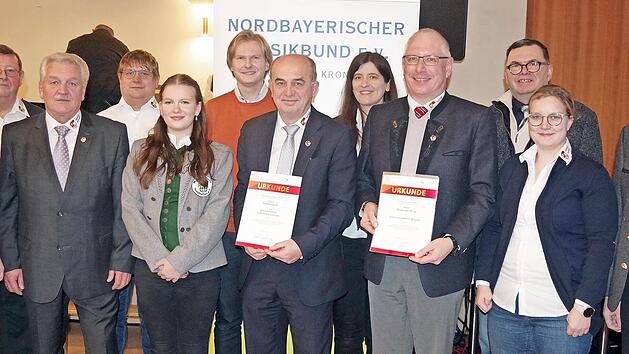 Die neue Kreiskassierin Maren Rißmann, Ehrenmitglied Bruno Schnappauf, Kreisvorsitzender Wolfgang Müller, Kreisdirigent Florian Beetz, „Goldkind“ Johanna Dietrich, der neue Beisitzer Christoph Herrmann, Jubilar (und scheidender Kreiskassier) Thoma...