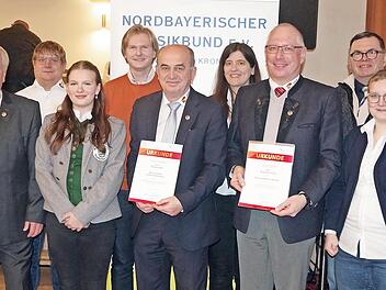 Die neue Kreiskassierin Maren Rißmann, Ehrenmitglied Bruno Schnappauf, Kreisvorsitzender Wolfgang Müller, Kreisdirigent Florian Beetz, „Goldkind“ Johanna Dietrich, der neue Beisitzer Christoph Herrmann, Jubilar (und scheidender Kreiskassier) Thoma...