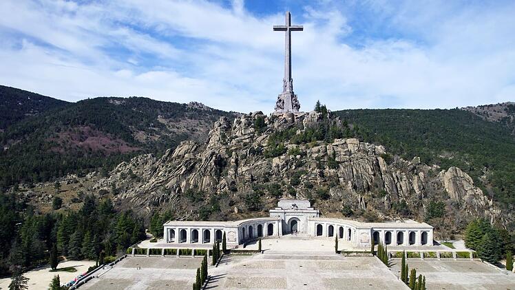 Im "Valle de los Caídos" ("Tal der Gefallenen") befand sich bis 2019 das Grabmal des spanischen Diktators Francisco Franco. Seine Umbettung auf einen anderen Friedhof wird in der spanischen Gesellschaft kontrovers diskutiert.