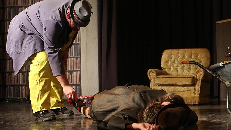 Die Gräfin liegt tot am Boden. Der Hausmeister (Max Wolfschmitt) sichert erste Spuren. Foto: Matthias Hoch