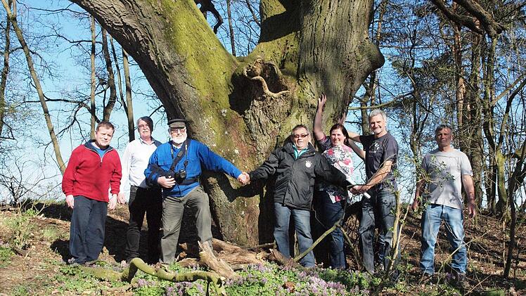 "Wir schützen unsere Linde", sagen diese Bürger. Foto: Stefanie Karl