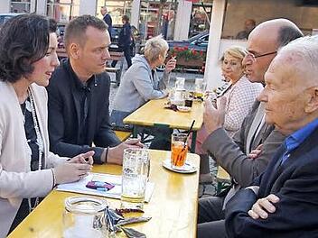 Im Gespräch: Ex-Finanz-Staatssekretär Albert Meyer, Landrat Wilhelm Schneider und der Zweite Bürgermeister von Haßfurt, Michael Schlegelmilch, mit Staatssekretärin Dorothee Bär (von rechts) beim "Politischen Marktplatz" des CSU-Ortsverbands in Haßfurt  Foto: Günther Geiling