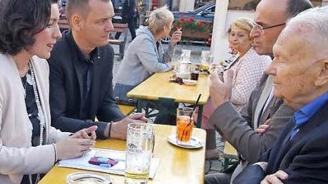 Im Gespräch: Ex-Finanz-Staatssekretär Albert Meyer, Landrat Wilhelm Schneider und der Zweite Bürgermeister von Haßfurt, Michael Schlegelmilch, mit Staatssekretärin Dorothee Bär (von rechts) beim "Politischen Marktplatz" des CSU-Ortsverbands in Haßfurt  Foto: Günther Geiling