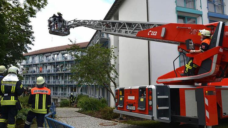 Dramatische Szenen bei der Großübung am Samstag im Haus Kreuzberg der Kurklinik "Am Kurpark" in Bad Kissingen.  Foto: Rauch