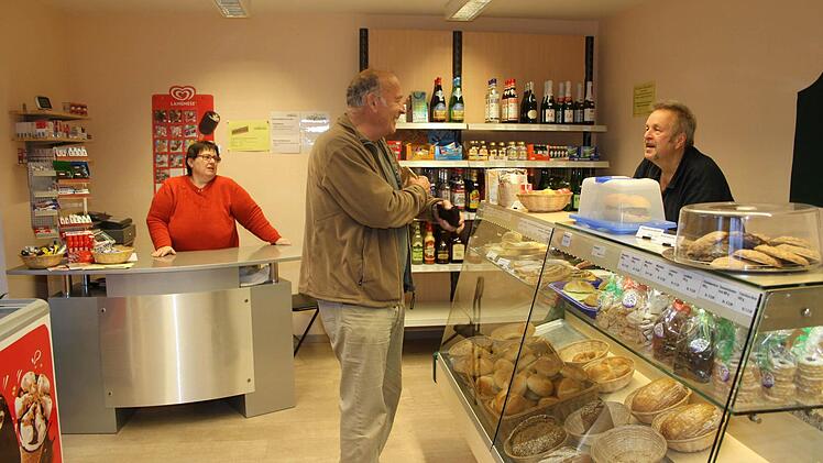 Gemeinderat Josef Haupt ist ein Dauerkunde im Pressecker Dorfladen. Foto: Sonja Adam