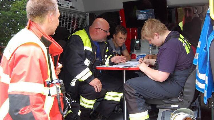 Im Einsatzfahrzeug der Gruber Feuerwehr (von links): Der neue Kreisbrandmeister Oliver Schardt, Einsatzleiter Mathias Zirkelbach, Mathias Hippauf, Stefanie Bätz (verdeckt), Marcel Heinlein. Foto: Andreas Welz