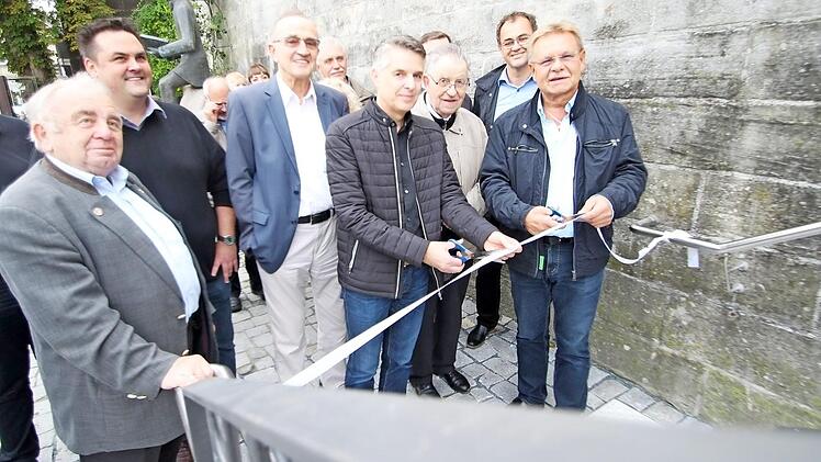 Bürgermeister Wolfgang Beiergrößlein (rechts) und Architekt Jürgen Kolb (4. von rechts) eröffneten die Treppe.