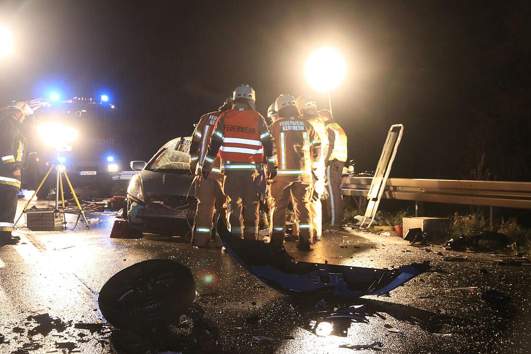 Schwerer Unfall auf der B4 bei Kemmern (Kreis Bamberg) mit zwei schwer verletzten Kindern