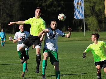 Der Riedenberger Kevin Lormehs (gelbes Trikot) beim Kopfball  im Abstiegskampf gegen Unterspiesheim. Sebastian Schmitt