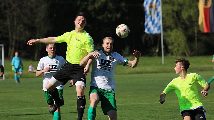 Der Riedenberger Kevin Lormehs (gelbes Trikot) beim Kopfball  im Abstiegskampf gegen Unterspiesheim. Sebastian Schmitt
