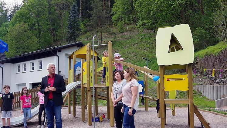 Bürgermeister Timo Ehrhardt freute sich in seiner Ansprache über die gelungene Neugestaltung des Spielplatzes Neuebach. Mit im Bild sind Zweite  Bürgermeisterin Eva Jahn (Mitte) und Tamara Ehrhardt (rechts) von der Spielplatz-Initiative Neuebach.Heike Schülein