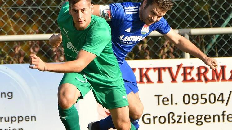 In dieser Szene hat der Burgebracher Dominik Waltrapp (hinten) das Nachsehen gegen&uuml;ber dem Arnsteiner Patrick Sch&uuml;tz, am Ende setzte sich der TSV im Aufsteigerduell bei den Jura-Boys klar durch.  Foto: Gunther Czepera