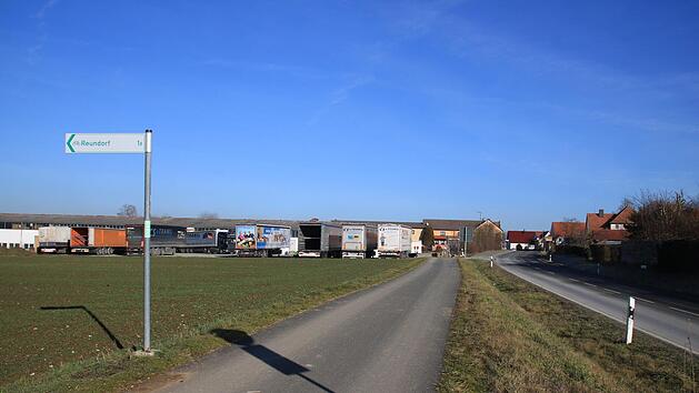 Eine Erweiterung des  bestehenden  Gewerbegebiets westlich von Grundfeld bis zur Ortsverbindungsstra&szlig;e nach Reundorf ist nach Ansicht der Freien W&auml;hler nicht erforderlich. In diesem Gewerbegebiet ist die Logistikfirma CS-Trans angesiedelt, die jedoch heuer den Betrieb auf ein anderes Areal &ouml;stlich des Dorfes verlagern will. Foto: Matthias Einwag