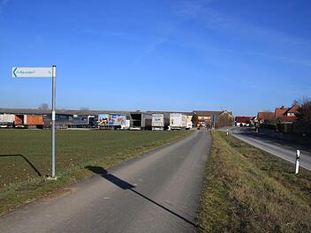 Eine Erweiterung des  bestehenden  Gewerbegebiets westlich von Grundfeld bis zur Ortsverbindungsstraße nach Reundorf ist nach Ansicht der Freien Wähler nicht erforderlich. In diesem Gewerbegebiet ist die Logistikfirma CS-Trans angesiedelt, die jedoch heuer den Betrieb auf ein anderes Areal östlich des Dorfes verlagern will. Foto: Matthias Einwag