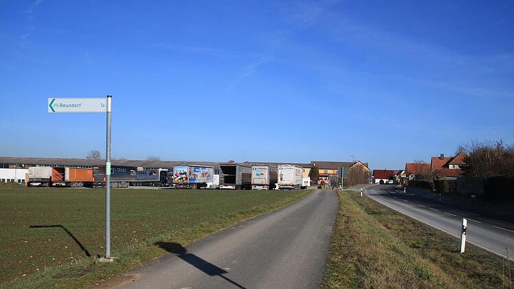 Eine Erweiterung des  bestehenden  Gewerbegebiets westlich von Grundfeld bis zur Ortsverbindungsstraße nach Reundorf ist nach Ansicht der Freien Wähler nicht erforderlich. In diesem Gewerbegebiet ist die Logistikfirma CS-Trans angesiedelt, die jedoch heuer den Betrieb auf ein anderes Areal östlich des Dorfes verlagern will. Foto: Matthias Einwag