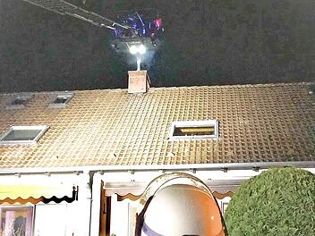 Nachdem die Drehleiter erstmal zum Einsatzort rangiert worden war, konnte die Gefahr schnell beseitigt werden. Foto: Sebastian Weber