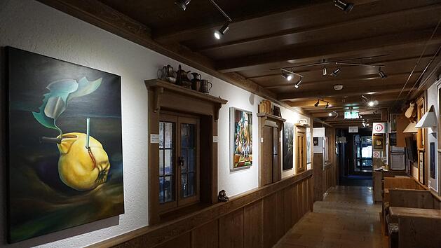 Kunst ohne Betrachter in einer Gastst&auml;tte  ohne Besucher: Die Bilder von R&uuml;diger M&uuml;hlnickel im Berggasthof  H&ouml;tzelein,  links das Bild "Quitte" privat